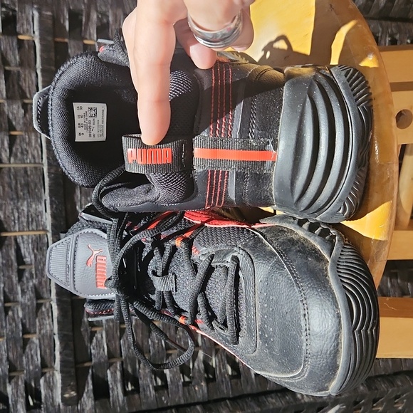 Puma red n balck high tops - Picture 5 of 8